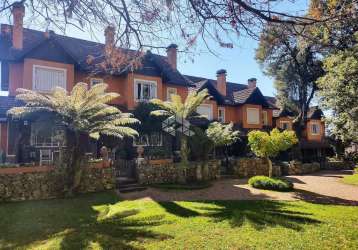 Casa geminada com 03 dormitórios no centro de gramado.