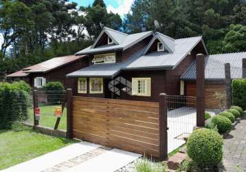 Casa charmosa 3 dormitórios, cerca de 150m², garagem e pátio, em gramado