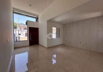 Casa térrea 02 dormitórios 74m² com pátio, 2 garagem em gravataí