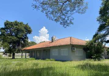 Casa a venda no bairro florida em guaíba. mobiliada. 4 dormitórios, sala de tv e sala de visitas. sala de jantar e cozinha integrados.