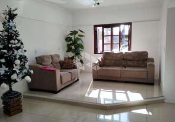 Casa à venda com 3 dormitorios 240 m²