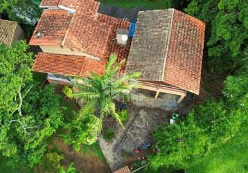 Duas casas de tijolo à vista em um terreno de 1200m² na hípica