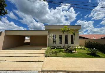 Casa com 3 suítes, 3 vagas para carro e piscina a venda em condomínio fechado em atibaia