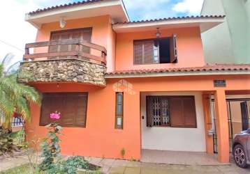 Casa 4 dormitórios e 5 vagas de garagem, semimobiliada, churrasqueira, sacada e terraço no bairro jardim floresta, porto alegre.