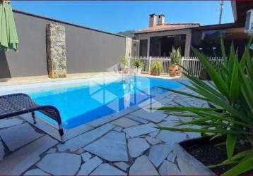 Casa com piscina e área de festas, localizada no bairro centenário, jaraguá do sul.