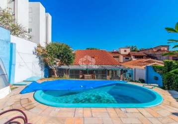 Casa com jardim amplo e piscina no cristal