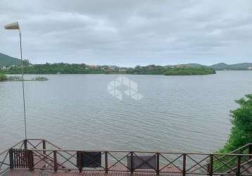 Casa com vista espetacular da lagoa da conceição com deck e varanda na beira da lagoa