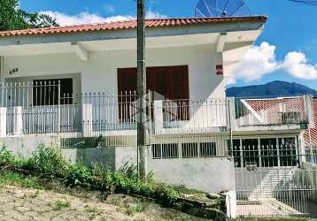 Casa 5 dormitórios sendo 2 suítes, 5 banheiros, 2 cozinhas, churrasqueira p/moradia  ou pousada