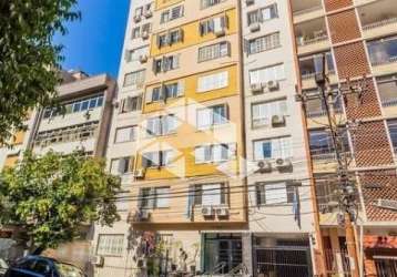 Apartamento dois dormitórios com dependencia de empregada.