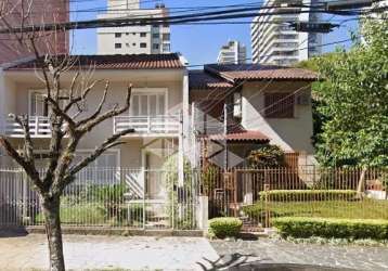 Casa no bairro petrópolis com 2 dormitórios, patio e edicula