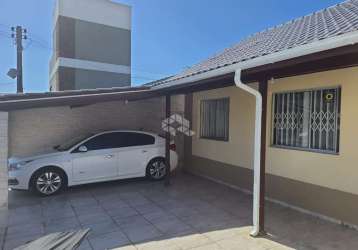 Casa térrea sendo 02 dormitórios, semi-mobiliada, com edícula em palhoça