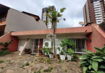 Casa de 03 dormitórios no bairro chácara das pedras, em porto alegre