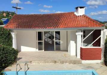 Casa reformada a venda com 03 dormitorios e piscina no bairro vila nova