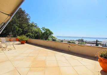 Cobertura horizontal com piscina e vista eterna para a orla do rio guaíba e o estádio beira rio