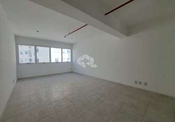 Sala comercial no partenon em andar alto com uma vaga escriturada, 30 m².