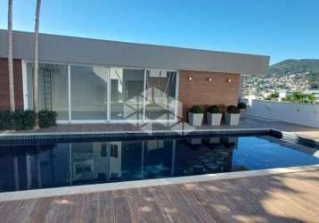 Casa com 4 dormitórios, sendo 2 suítes, e piscina, com 350 m², por r$ 3.000.000