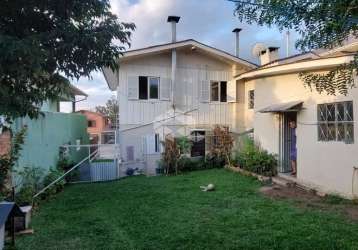 Vendo: casa de dois pisos, 135m2, terreno de 396m2, com duas moradias, cinco quartos, dois banheiros, duas cozinhas, duas áreas de serviço,.