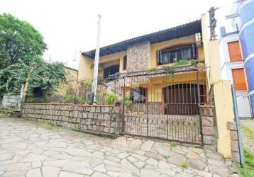 Casa sobrado à venda no bairro passo da areia, em porto alegre.