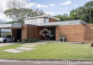 Casa contemporânea em condomínio fechado