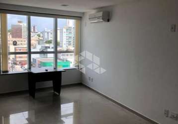 Sala comercial no bairro estreito, em florianópolis, sc, vista mar, medindo 41,02m² de área total.