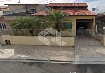 Casa residencial no bairro bela vista, em são josé, sc, semi-mobiliada, espaço gourmet, churrasqueira, 02 dormitórios, e 03 vagas de garagem.