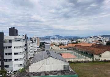 Apartamento com 2 quartos sendo 1 suíte e 1 vaga de garagem no bairro abraâo em florianópolis/sc