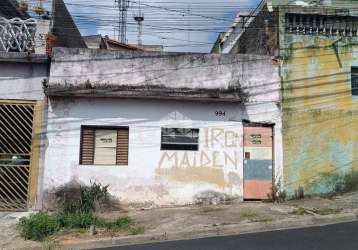 Terreno com um salão na frente e uma casa velha nos fundos