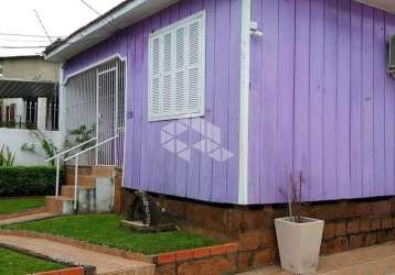 Casa térra com pátio e piscina no bairro nonoai