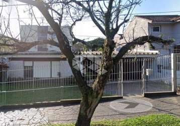 Ampla casa térrea com 3 quartos, sendo 1 suíte, pátio com garagem, próxima a r angelo crivellaro