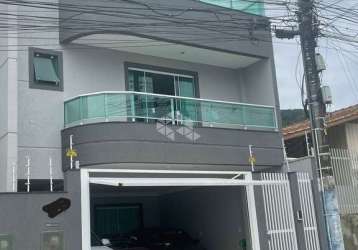 Casa sobrado triplex à venda em balneário camboriú com 2 suítes, mobiliado e decorado