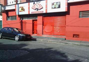 Esquina avenida comercial movimentada