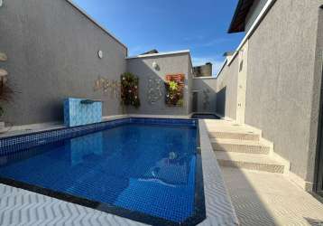 Casa de 2 dormitórios em condomínio com piscina. maracanã, praia grande