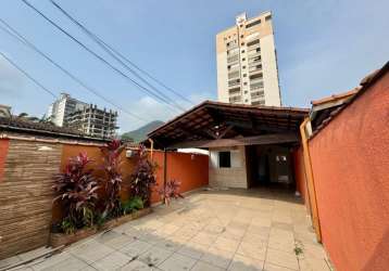 Casa  geminada 3 dorm. reformada localizada no canto do forte- praia grande