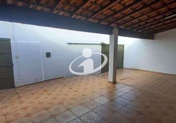 Casa com 3 quartos para alugar na cidade jardim, uberlândia  por r$ 2.250