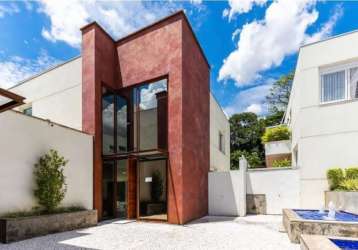 Casa em condomínio fechado com piscina, quintal gramado, 4 suítes, muito espaço e segurança