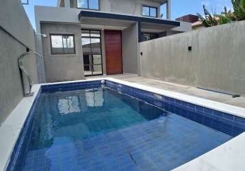 Casa à venda com 03 quartos e piscina nos bancários