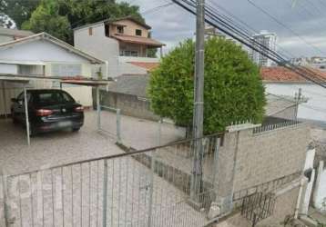 Casa com 2 quartos à venda na rua celso capella, 48, estreito, florianópolis, 65 m2 por r$ 320.000