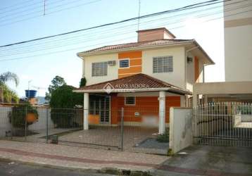 Casa com 3 quartos à venda na rua ulisses siqueira lima, 141, forquilhas, são josé, 218 m2 por r$ 680.000