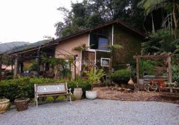 Casa com 2 quartos à venda na coronel antonio lehmkhul, 1956, centro, águas mornas, 165 m2 por r$ 692.000