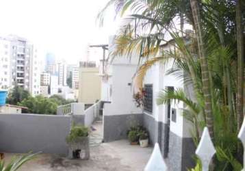 Lote de 228 m2 a venda juntamente com outros lotes de ambos os lados.