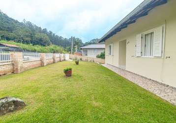 Casa na itoupava central com piscina e amplo terreno.