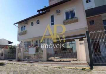 Casa triplex c/ 04 dorm. e dependência no bairro estreito em florianópolis