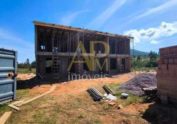 Sobrados com 75m² c/ 2 suítes, em construção na nova gov. celso ramos