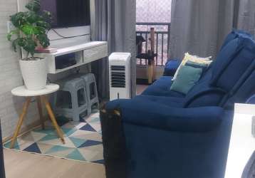 Apartamento com sacada, 2 quartos, andar alto, vista livre.