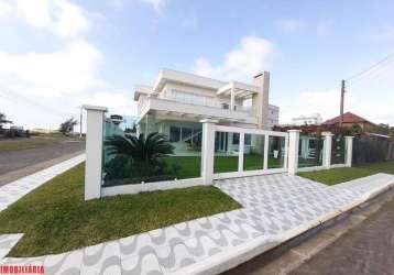 Casa com 4 dormitórios, próxima ao mar