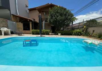 Com piscina, a venda casa espacosa no centro de camboriu sc