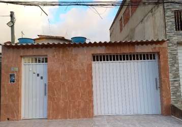 Alugo casa toda reformada em candeias,  2 quartos , 2 vagas de garagem.