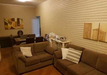 Apartamento de 2 dormitórios no bairro menino deus em porto alegre.