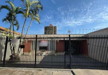 Casa á venda em birigui, garagem para dois veiculos coberta, com sala de estar e de jantar, dois quartos com suíte e três banheiros