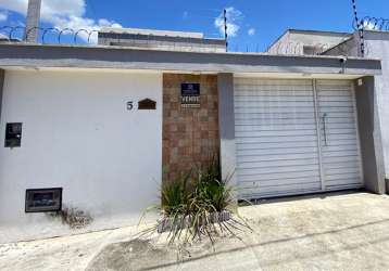 Linda casa para venda com 02 quartos, 01 com suite em nova esperança